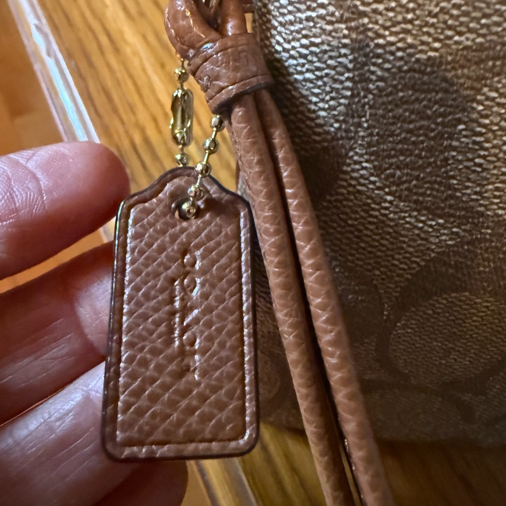 Coach - Picture 5 of 6